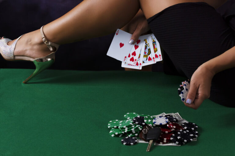Frau mit Karten und Pokerchips