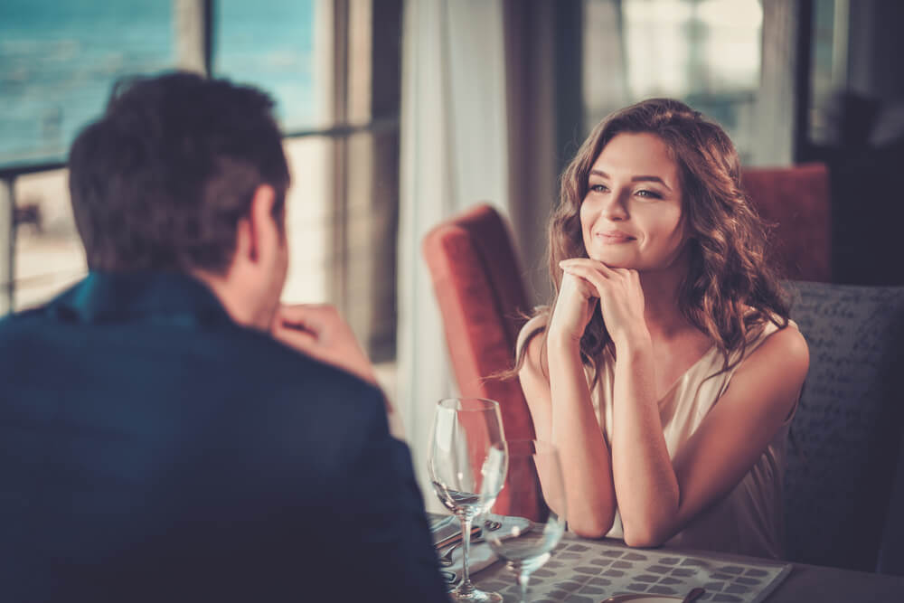 Lady und Gentleman im Restaurant für Dinner Date