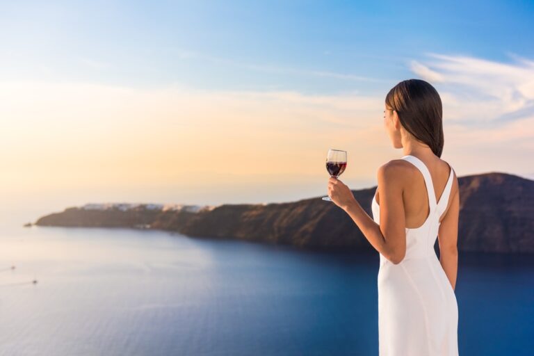Sexy Frau trinkt Rotwein auf der Terrasse