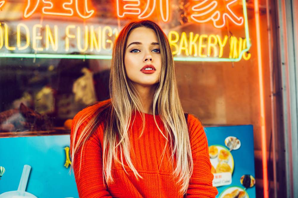 Sexy Travel Girl mit rotem Pullover