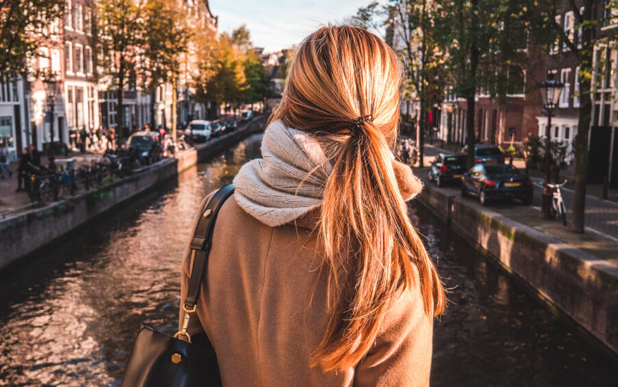 Frau stand über Kanal in Amsterdam