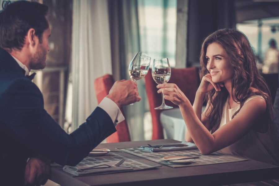 Mann und Frau in einem Restaurant mit je einem Glas Wein
