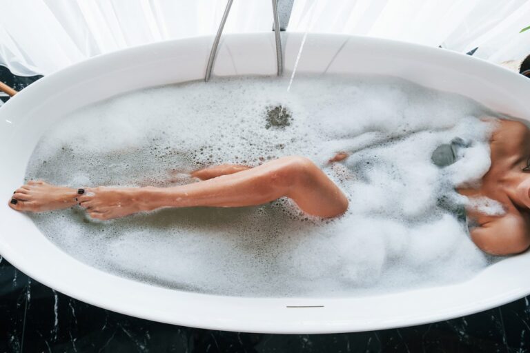 Escort Lady in bathtub in bathroom