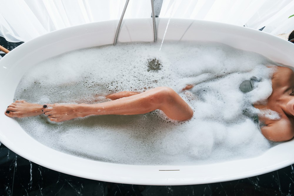 Escort Lady in bathtub in bathroom