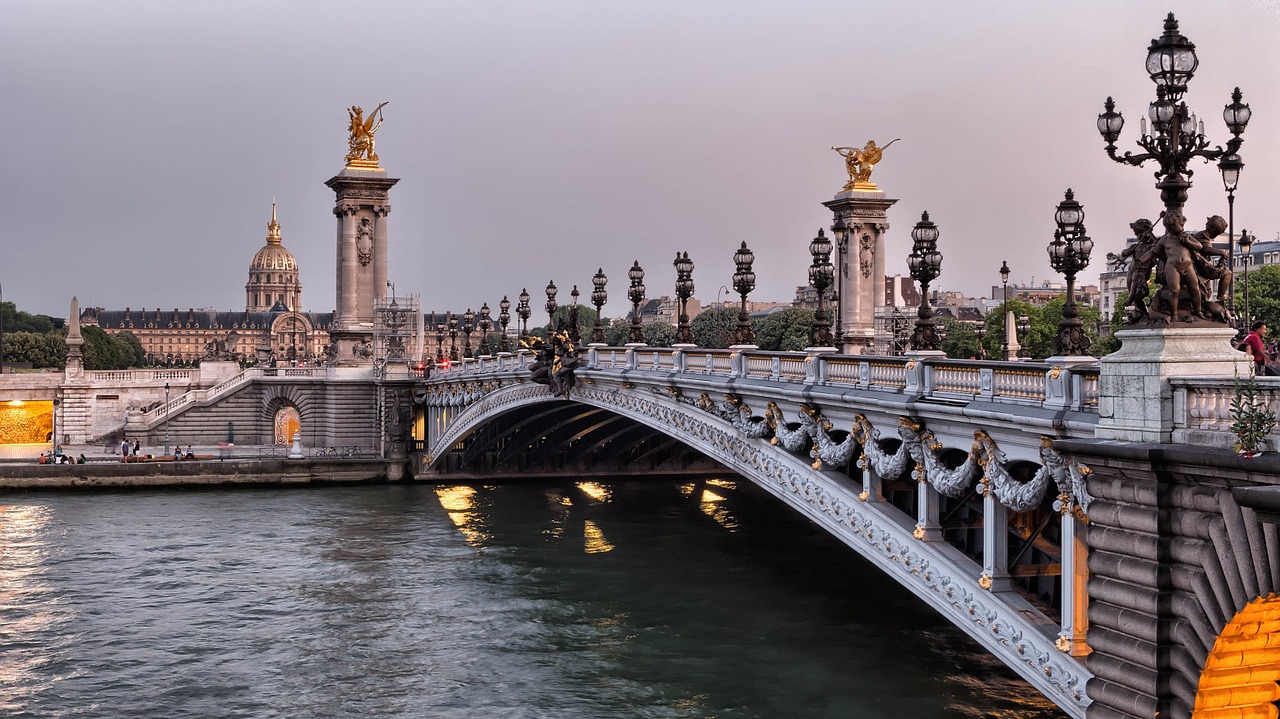 Der Pont Alexandre III Brücke über die Seine in Paris