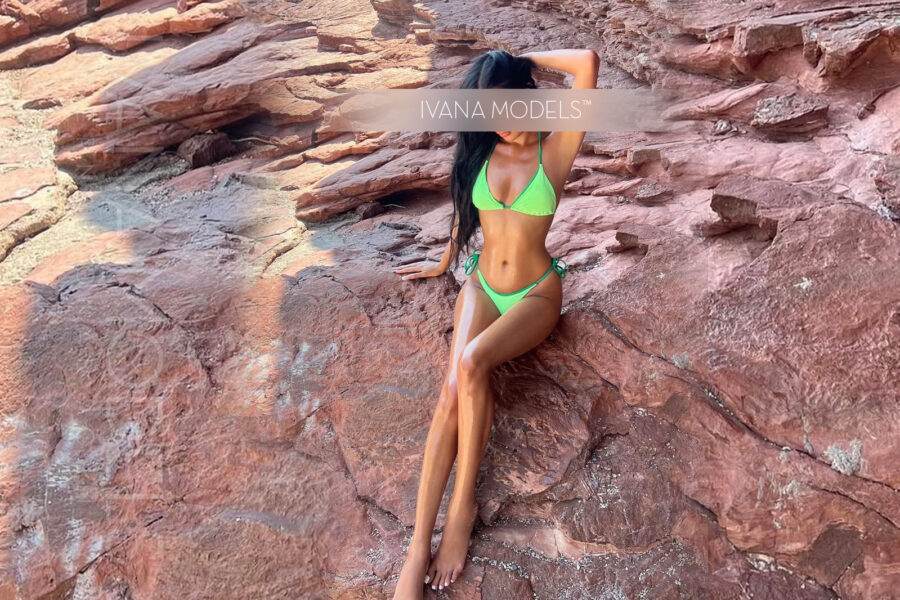 Alma, zierliche brünette Escort Dame mit stilvoller, verführerischer Ausstrahlung